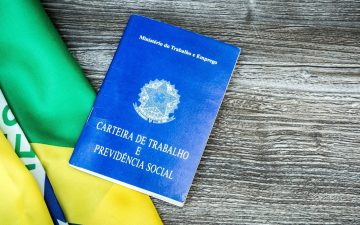 A reforma trabalhista entrou em vigor no dia 11 de novembro, mas o Governo Federal já editou uma Medida Provisória (MP) que altera parte do texto aprovado. Temas importantes e polêmicos, como a contribuição previdenciária (INSS) de funcionários com contrato intermitente de trabalho, quarentena, fim do contrato intermitente, regras para grávidas, indenização, jornada de 12 por 36 horas e questões relacionadas ao trabalho como autônomo mudam com as novas regras estabelecidas.