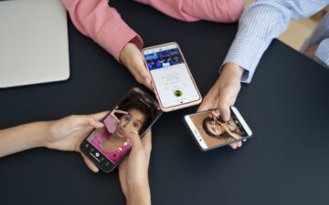 Geração Z troca Google por TikTok. Foto de jovens usando TikTok para fazer pesquisas no celular.