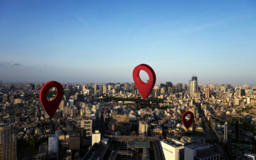 Foto de uma vista aérea da cidade com símbolos de localização espalhados.