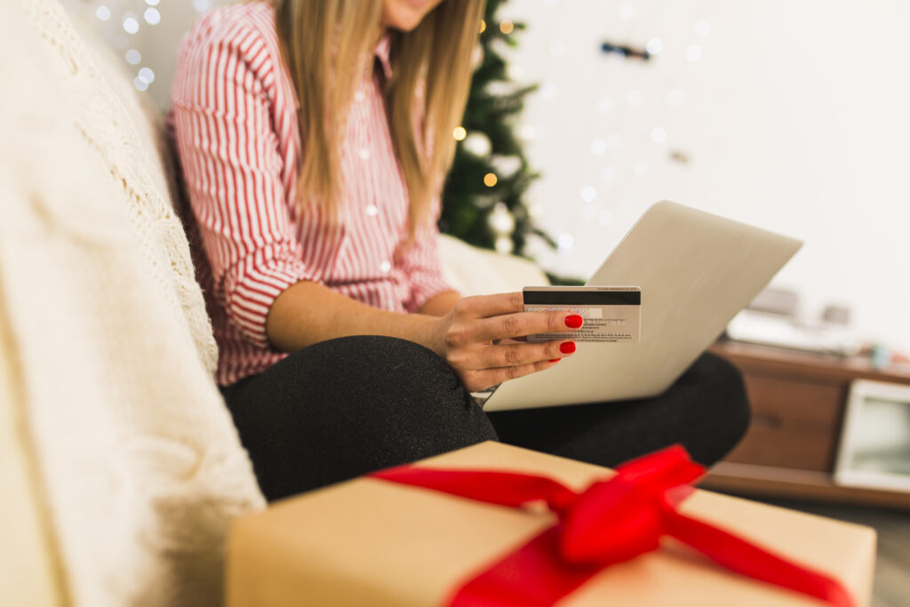 Consumidora fazendo compras de Natal online da sua casa.