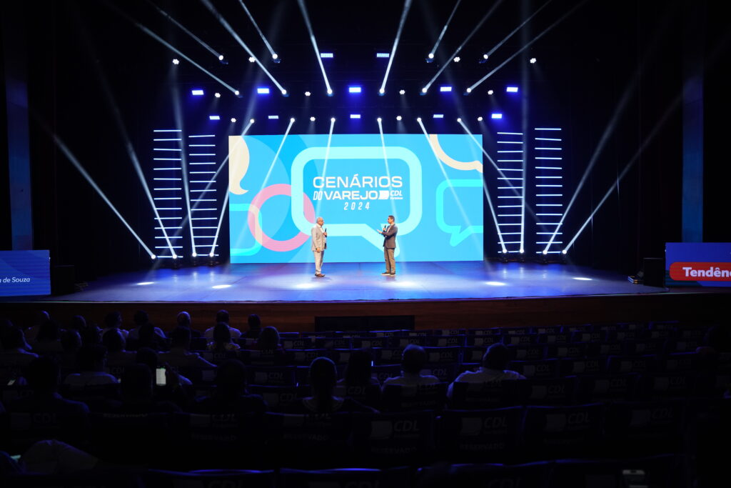 Imagem de dois palestrantes no palco da última edição do Cenários do Varejo.